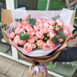 Розовые пионовидные розы