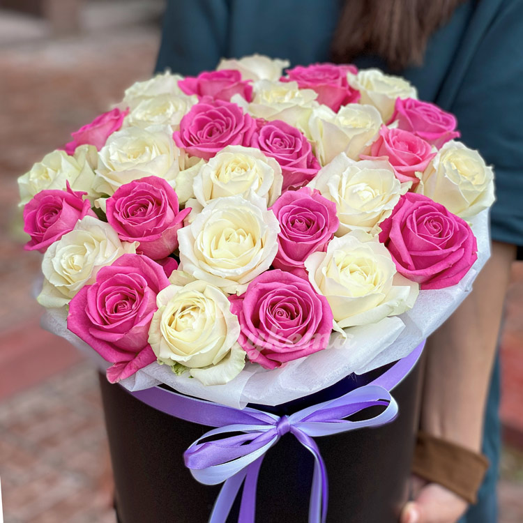 Белые и розовые розы в коробке (крупный план)