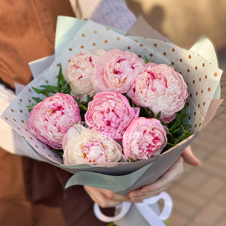 Букет из 7 пионов
