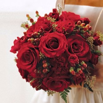 Букет невесты из роз и гиперикума «Соблазн»