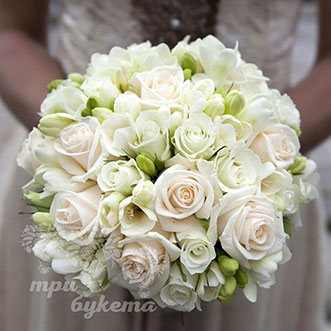 Букет невесты из белых кустовых роз