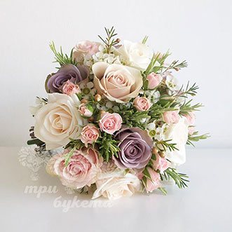 Букет невесты из кустовых роз и хамелациума