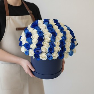 101 синяя и белая роза в коробке