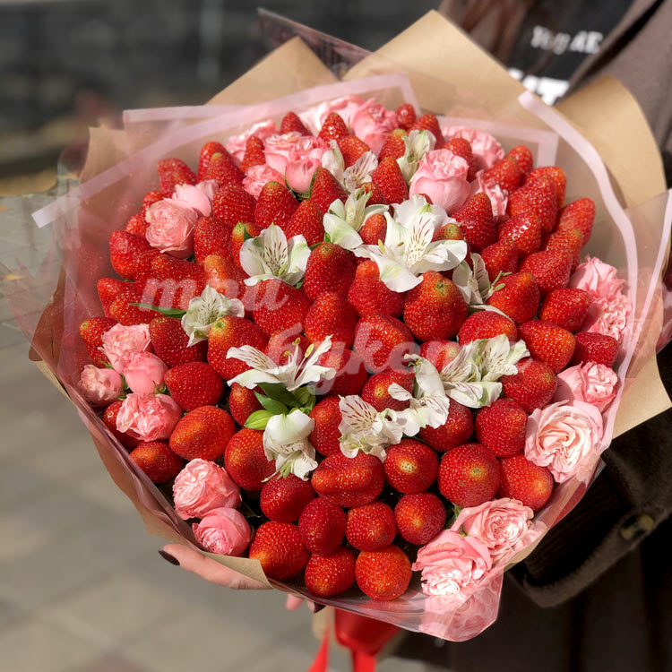 Букет из клубники и цветов