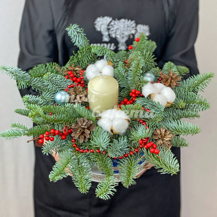 Шляпная коробка хвойных веток