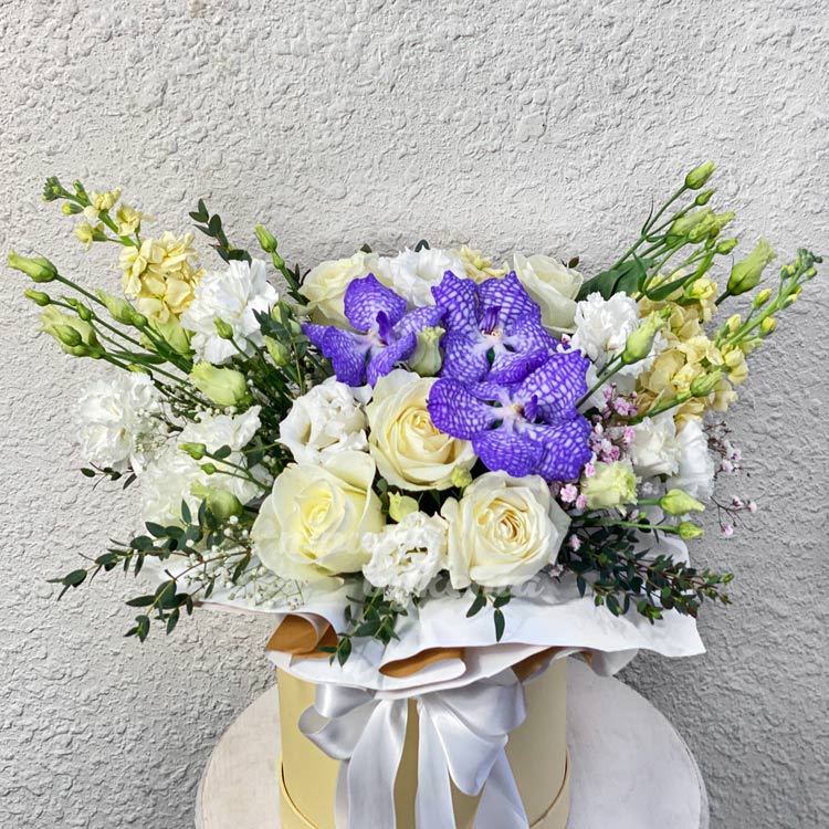 Розы и орхидеи в шляпной коробке (крупный план)