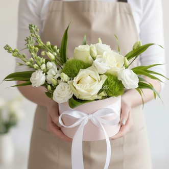 Белые розы и эустомы в коробке