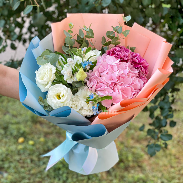 Букет из гортензии и эустомы