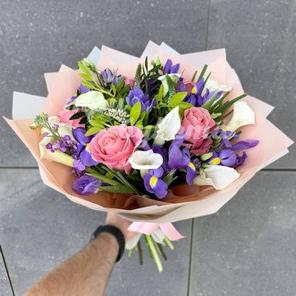 Букет из калл и ирисов