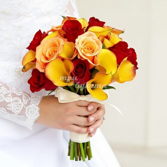 Букет из оранжевых калл и роз