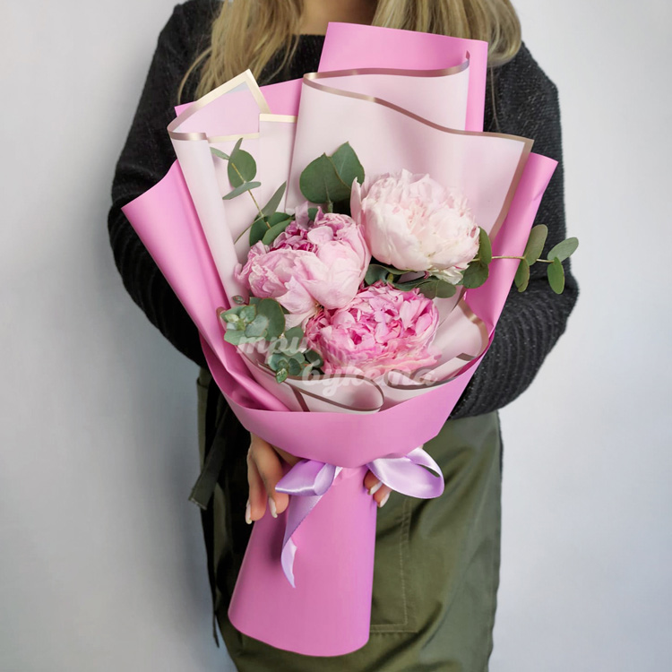 Букет из 3 розовых пионов