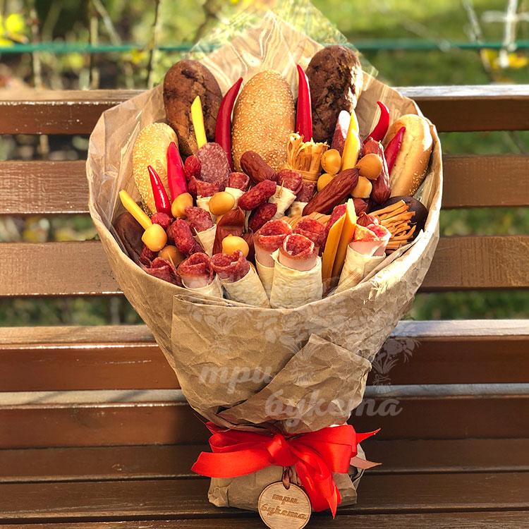 Мужской букет из мясной нарезки (на скамейке)