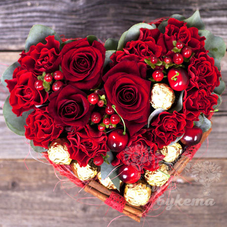 Шкатулка сердце с цветами и конфетами Рафаэлло