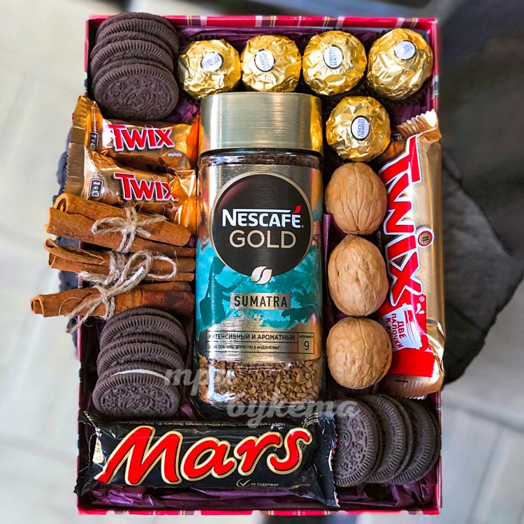 Коробочка с кофе и сладостями (на кресле)