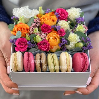 6 макарун с розами в коробке