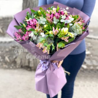 Букет из альстромерий