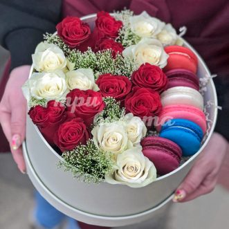 Коробочка с макарунами и 18 розами