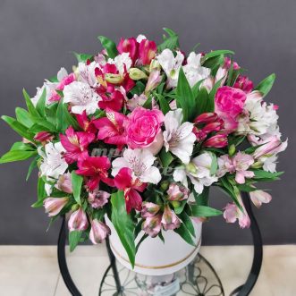 30 альстромерий и 5 роз в коробке