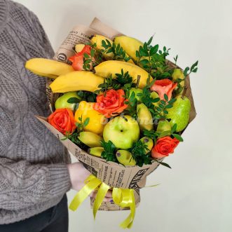 Букет из бананов, яблок, груш и роз