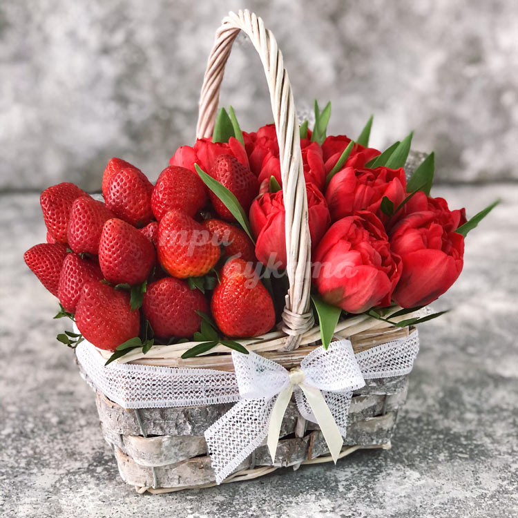 Пионовидные тюльпаны с клубникой (вид сбоку)