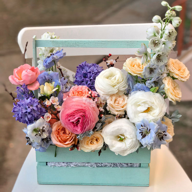 Ранункулюсы и кустовые розы в ящике