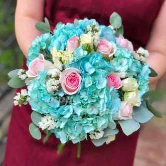 Букет из голубых гортензий и роз