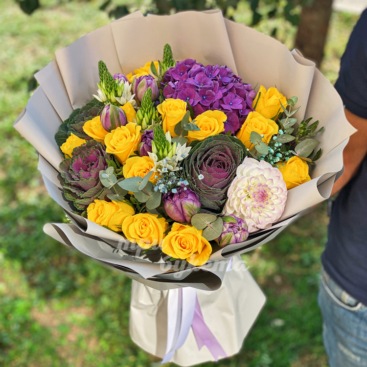 Цветы брассики с желтыми розами (вид сверху)