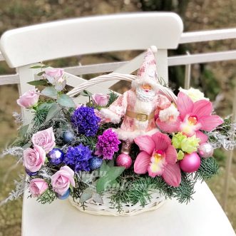 Новогодняя корзина цветов с шарами