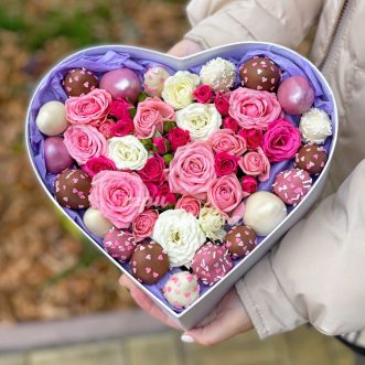 Сердце с куст. розами и клубникой