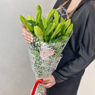 Букет из 3 стеблей лилии