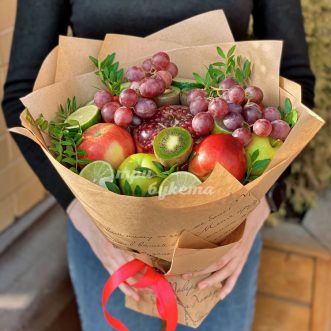 Букет из граната, лайма и яблок