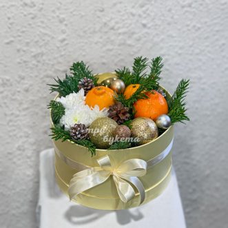 novogodnyaya-korobka-s-apelsinami-i-hrizantemoj