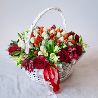 korzina-klubniki-v-shokolade-s-cvetami