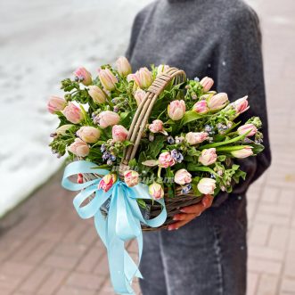 korzina-rozovyh-tyulpanov-s-oksipetalumom